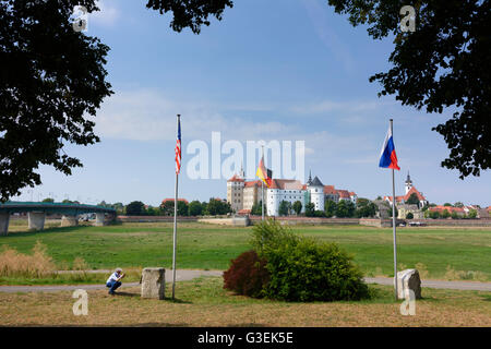 Monument à Elbe commémore la confrontation des républiques et les forces américaines en avril 1945, le château de Hartenfels, Allemagne, Sachsen Banque D'Images