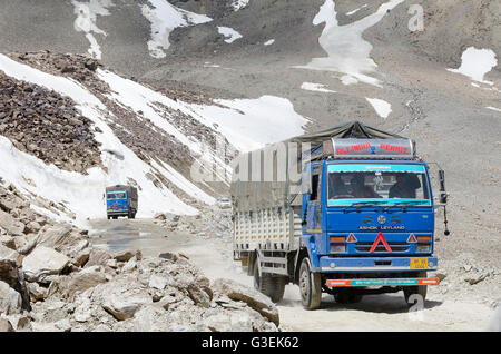 Les camions d'escalade sur route de montagne, près de Sarchu, Manali - Leh Road, Himachal Pradesh, Inde, Banque D'Images