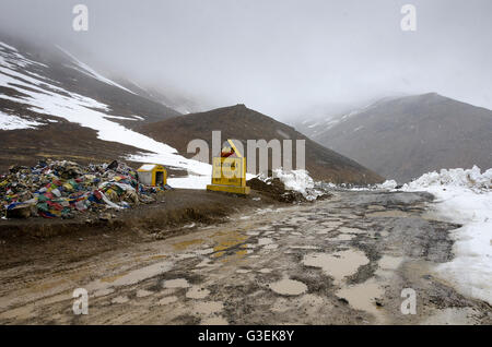 Route de terre plus de col de montagne, passage Lachungla, Manali - Leh Road, Himachal Pradesh, Inde, Banque D'Images