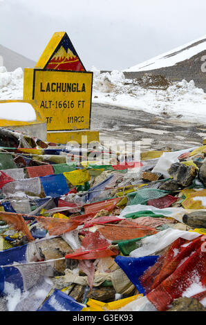 La prière, drapeaux, à côté de chemin de terre plus de col de montagne, passage Lachungla, Manali - Leh Road, Himachal Pradesh, Inde, Banque D'Images