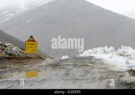 Route de terre plus de col de montagne, passage Lachungla, Manali - Leh Road, Himachal Pradesh, Inde, Banque D'Images