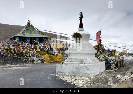 Chorten ou Stupa, au col, Tanglangla, Manali - Leh Road, Himachal Pradesh, Inde, Banque D'Images