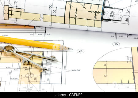 Rouleaux de plans avec les plans d'architecture et dessins techniques closeup Banque D'Images