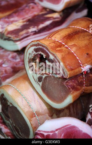 Les joints de bacon free range la viande dans la boutique de la ferme à Butts Farm près de Cirencester, Gloucestershire UK Banque D'Images