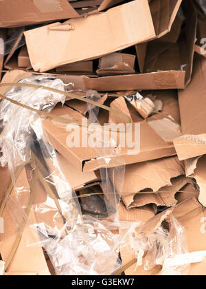 Pile ou une pile de boîtes en carton et emballage plastique matériaux immergés dans un tas de déchets Banque D'Images