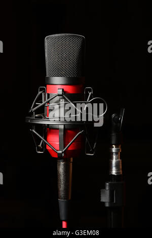 Studio d'enregistrement microphone rouge antichoc avec Banque D'Images