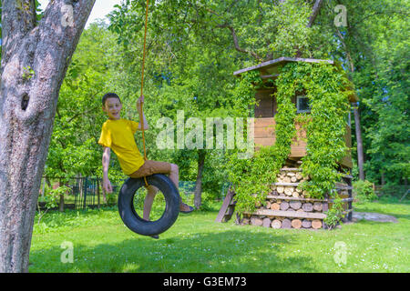 Smiling boy sur treehouse. L'heure d'été ! Banque D'Images