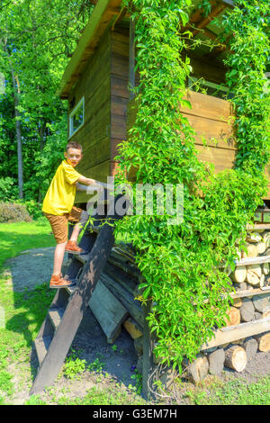 Smiling boy sur treehouse. L'heure d'été ! Banque D'Images