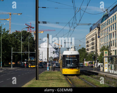 BVG berlin voyager tramway jaune s'Alexanderplatz Berlin Allemagne Banque D'Images