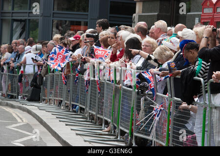 Les royalistes en attente de la reine Elizabeth II du Royaume-Uni, à l'extérieur de la Cathédrale St Paul, à Londres Banque D'Images