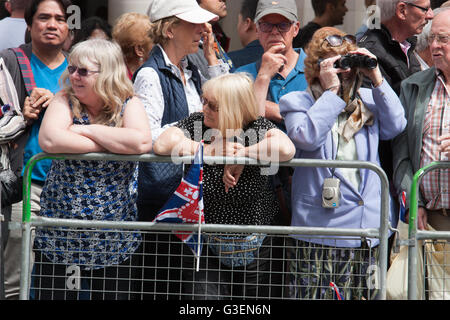 Les royalistes en attente de la reine Elizabeth II du Royaume-Uni, à l'extérieur de la Cathédrale St Paul, à Londres Banque D'Images