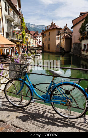 Un vélo garé sur un des ponts sur la rivière Thiou à Annecy, Haute-Savoie, Auvergne-Rhone-Alpes, France Banque D'Images