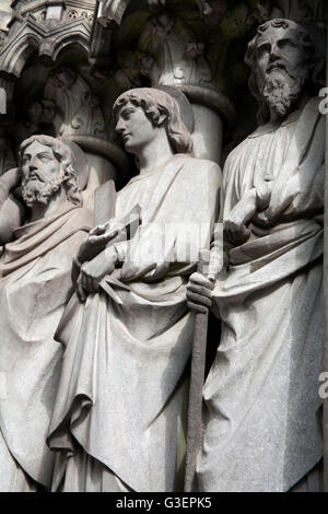 Ligne de statues de saints hommes St Fin Barre's Cathedral, Cork, Irlande Banque D'Images