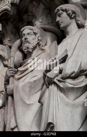 Ligne de statues de saints hommes St Fin Barre's Cathedral, Cork, Irlande Banque D'Images