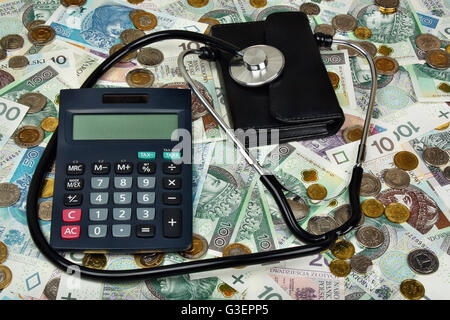 Stéthoscope, calculatrice et pochette sur fond d'argent polonais Banque D'Images