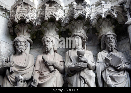 Ligne de statues de saints hommes St Fin Barre's Cathedral, Cork, Irlande Banque D'Images