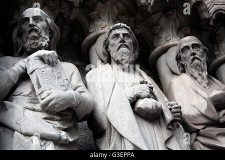 Ligne de statues de saints hommes St Fin Barre's Cathedral, Cork, Irlande Banque D'Images