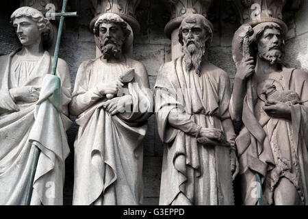 Ligne de statues de saints hommes St Fin Barre's Cathedral, Cork, Irlande Banque D'Images