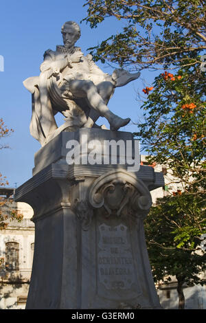 Cuba La Havane, Architecture et monuments Statue de Miguel de Cervantes Banque D'Images