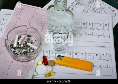 La cigarette dans le cendrier, la vodka sur la table de la recherche médicale, comprimés Banque D'Images