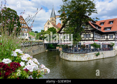 Rossneckar flux avec l'ancienne menuiserie et la ville Eglise Saint Dionys, l'Allemagne, le Bade-Wurtemberg, la région de Stuttgart, Esslingen Banque D'Images