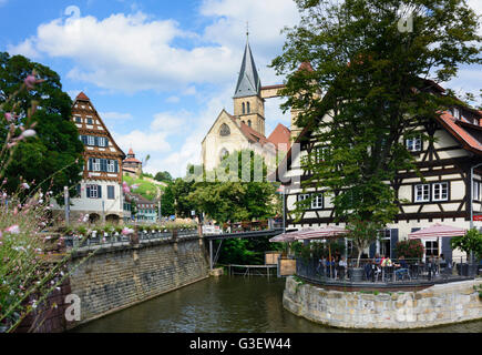 Rossneckar flux avec l'ancienne menuiserie et la ville Eglise Saint Dionys, l'Allemagne, le Bade-Wurtemberg, la région de Stuttgart, Esslingen Banque D'Images