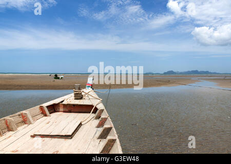 Bois l'abri de l'amarrage sur plage, sur le bord de mer en Thailande Banque D'Images