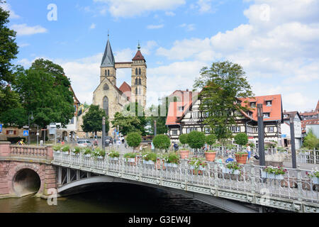 Rossneckar flux avec l'ancienne menuiserie et la ville Eglise Saint Dionys, l'Allemagne, le Bade-Wurtemberg, la région de Stuttgart, Esslingen Banque D'Images