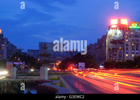 Bulevardul Unirii Boulevard avec le Palais du Parlement à la fin, la Roumanie BUCAREST Bucuresti Banque D'Images