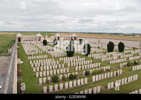 Des pierres tombales dans le cimetière d'angle Dud CWGC & le mémorial de Loos, Loos-en-Gohelle, Pas-de-Calais, France. Banque D'Images