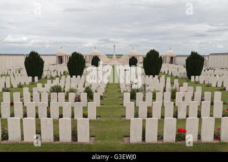 Des pierres tombales dans le cimetière d'angle Dud CWGC & le mémorial de Loos, Loos-en-Gohelle, Pas-de-Calais, France. Banque D'Images