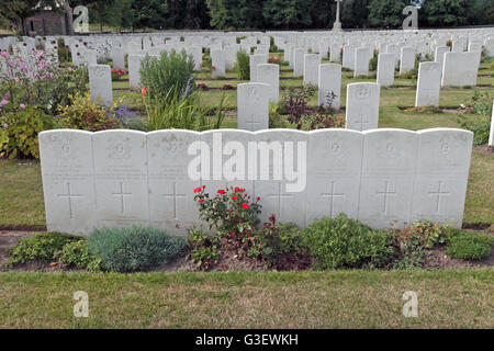 Pierres tombales de 8 hommes enterrés côte à côte (voir note) dans le cimetière des gardiens des sépultures, Windy Corner, Cuinchy, Pas de Calais, France. Banque D'Images