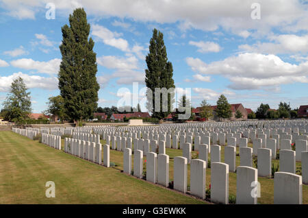 Des pierres tombales dans le cimetière des gardiens des sépultures, Windy Corner, Cuinchy, Pas de Calais, France. Banque D'Images