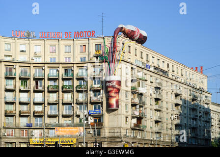 La place Piata Romana ; chambre avec une publicité pour Coca Cola, Roumanie BUCAREST Bucuresti Banque D'Images