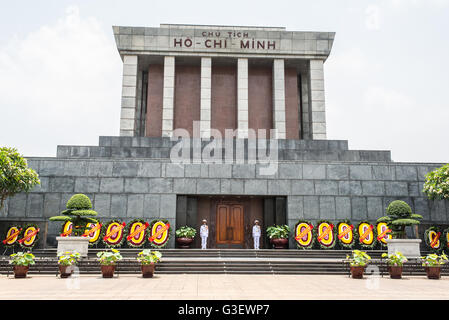 Le mausolée de Ho Chi Minh en place ba dinh avec deux gardes en uniformes blancs. Banque D'Images