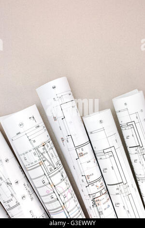 Espace de travail de l'architecte avec rouleaux de plans et dessins techniques Banque D'Images