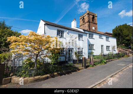 L'église St Pierre & Cottage blanc au printemps, peu Budworth, Cheshire, Angleterre Banque D'Images