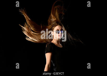 Teenage girl with hair streaming et lunettes Banque D'Images