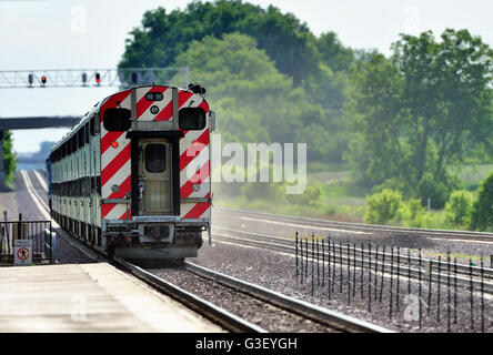 Un train de banlieue Metra sur l'Union européenne voie pacifique laissant LaFox, Illinois sur son voyage de Chicago à la fin de la ligne. LaFox, Illinois, USA. Banque D'Images