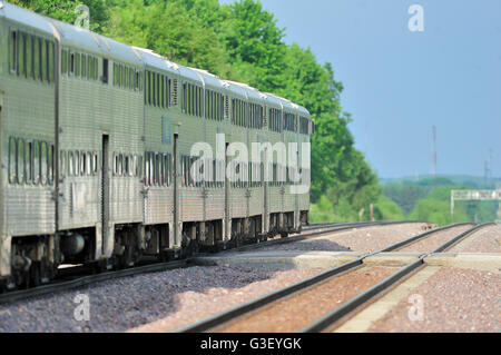 Un train de banlieue Metra sur l'Union européenne voie pacifique laissant LaFox, Illinois sur son voyage à Chicago. LaFox, Illinois, USA. Banque D'Images