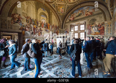 Rome. L'Italie. Les visiteurs admirer les Chambres de Raphaël, Stanza della Segnatura, Musées du Vatican. Musei Vaticani. Banque D'Images