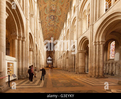 Les visiteurs dans la Nef, l'intérieur de la cathédrale d'Ely, Ely, Cambridgeshire UK Banque D'Images