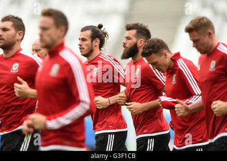 Pays de Galles' Gareth Bale et Joe Ledley pendant une session de formation au stade de Bordeaux. ASSOCIATION DE PRESSE Photo. Photo date : vendredi 10 juin 2016. Voir l'ACTIVITÉ DE SOCCER histoire du pays de Galles. Crédit photo doit se lire : Joe Giddens/PA Wire. RESTRICTIONS : Utiliser l'objet de restrictions. Usage éditorial uniquement. Les ventes de livres et de magazines autorisée s'est pas uniquement consacré à chaque joueur/équipe/match. Pas d'utilisation commerciale. Appelez le  +44 (0)1158 447447 pour de plus amples informations. Banque D'Images