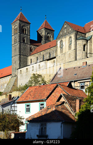 L'Allemagne, la Saxe-Anhalt, Quedlinburg, vieille ville historique avec ses maisons à colombages, à l'arrière-plan la colline du château avec collégiale Saint-servais, UNESCO World Heritage Banque D'Images