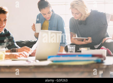 Les étudiants qui étudient au collège avec café, ordinateur portable et tablette numérique Banque D'Images