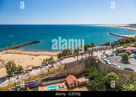 Plage de Playa del Inglés, dans l'arrière-plan les dunes de Maspalomas, Gran Canaria, Espagne Banque D'Images