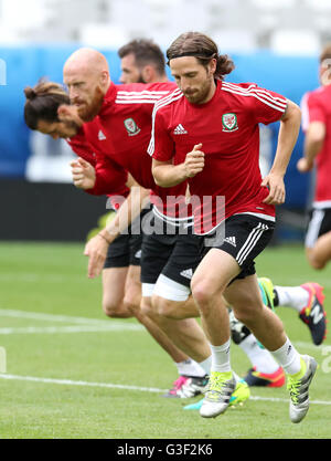 Pays de Galles' Joe Allen (droite) James Collins (centre) et Gareth Bale (à gauche), au cours d'un entraînement au stade de Bordeaux. Banque D'Images