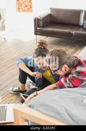 Jeune couple using digital tablet in vacances Banque D'Images