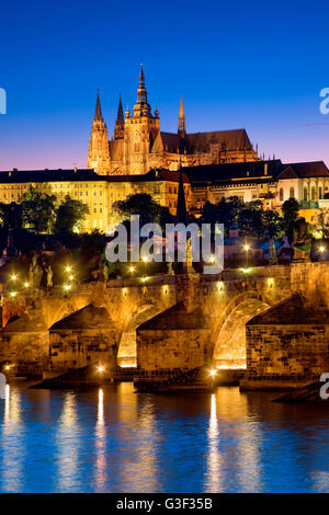 Le pont Charles et le château de nuit à Prague Banque D'Images