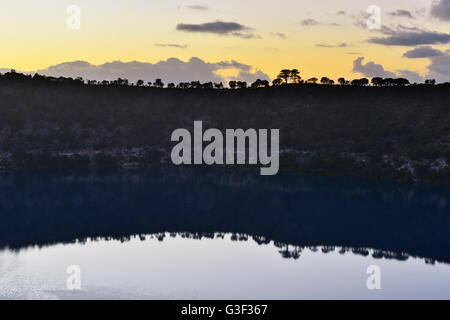 Lac de cratère à l'aube, le Lac Bleu, Mount Gambier, Australie du Sud, Australie Banque D'Images